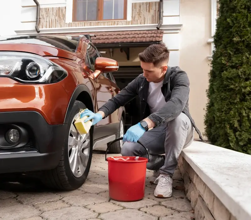Lavage auto à domicile Badecon-le-Pin : professionnel intervenant sur un véhicule